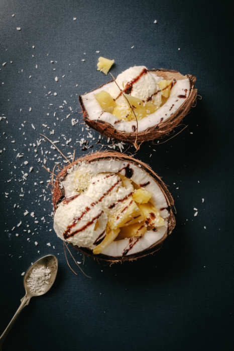 Foto helado servido sobre coco