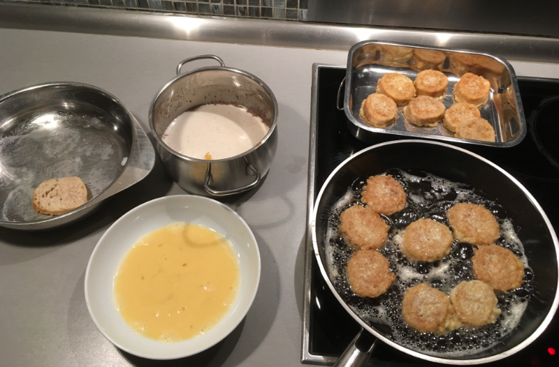 Foto cocinando torrijas